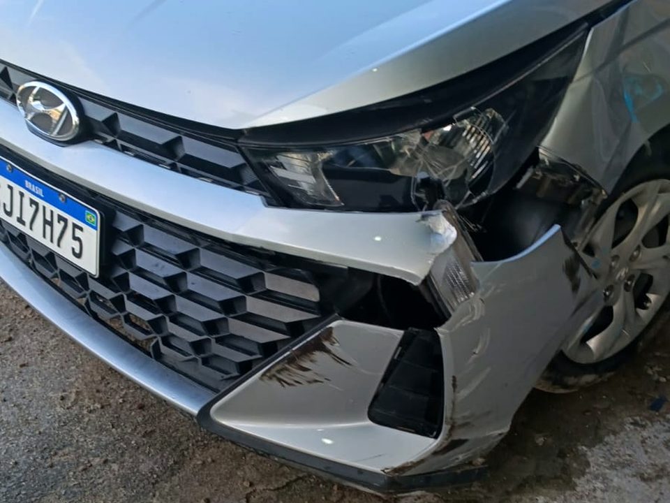 Hyundai HB20 antes do reparo, com a frente batida