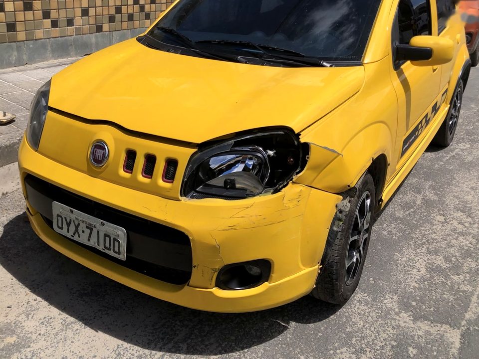 Fiat Uno Sporting antes do reparo, com a frente batida